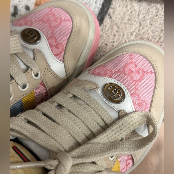 スニーカー GUCCI WOMENS SCREENER SNEAKER WITH CRYSTALS GG Women's GG crystal Screener sneaker in beige and dark brown